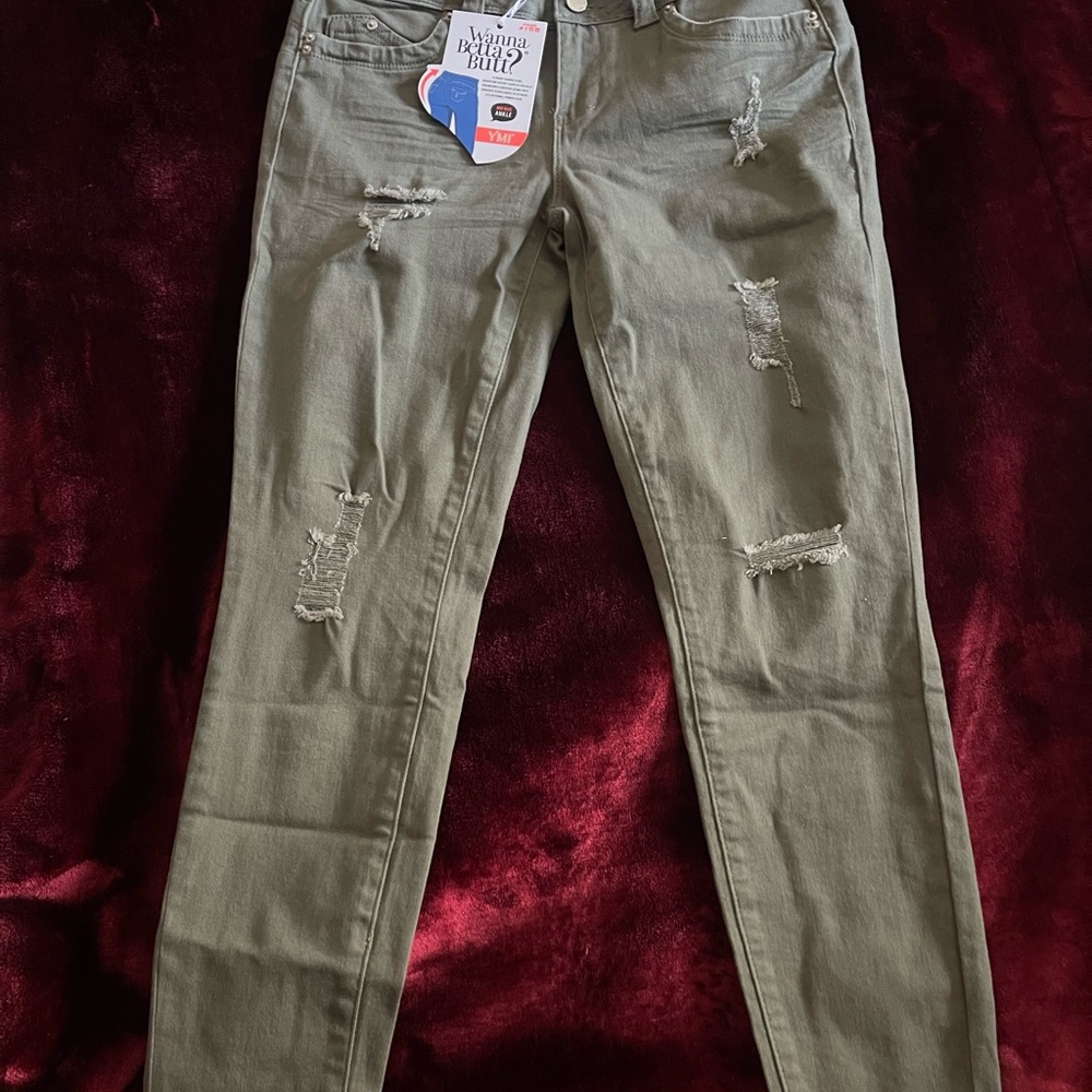 Size 5 pants, mid rise ankle 27” inseam, YMI brand ,lift your rear. Green color